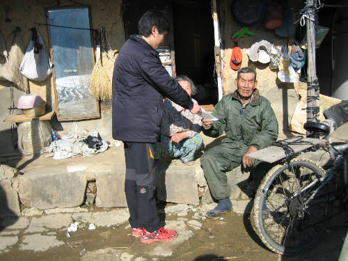군위지점 불우이웃 성금 전달